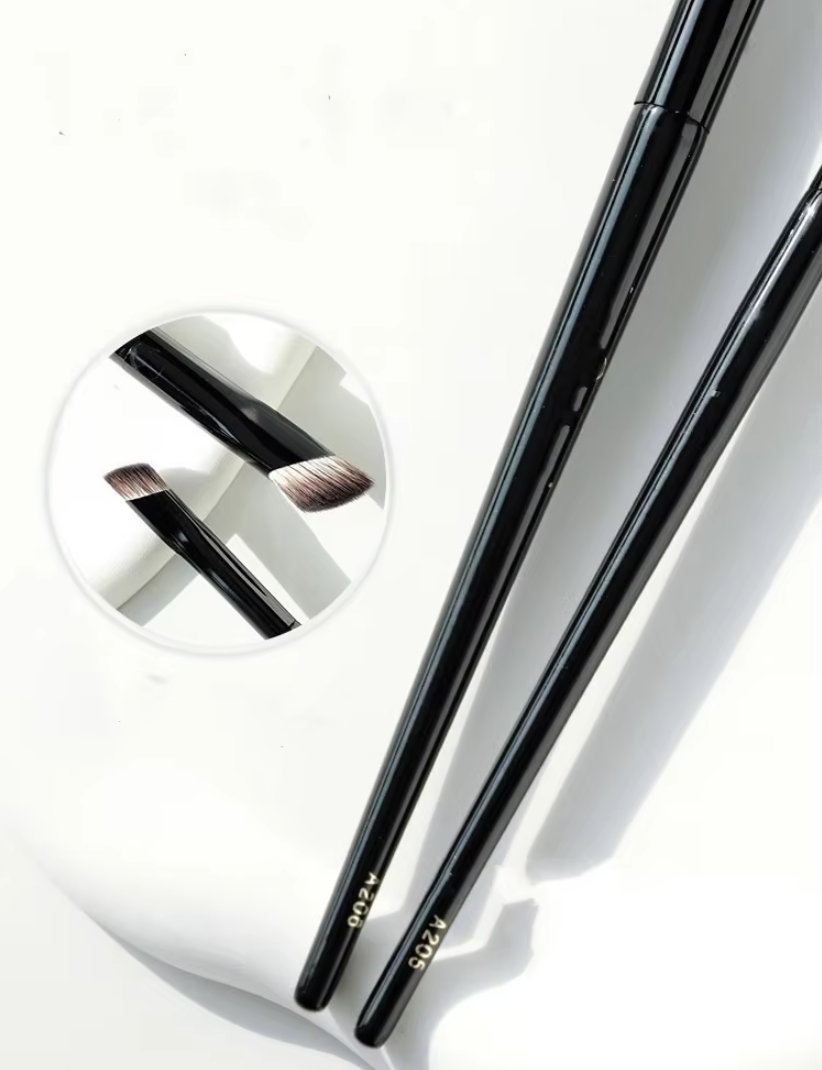 Triangle Makeup Brush Conceale - Beauty Makeup Logo Design avis et prix