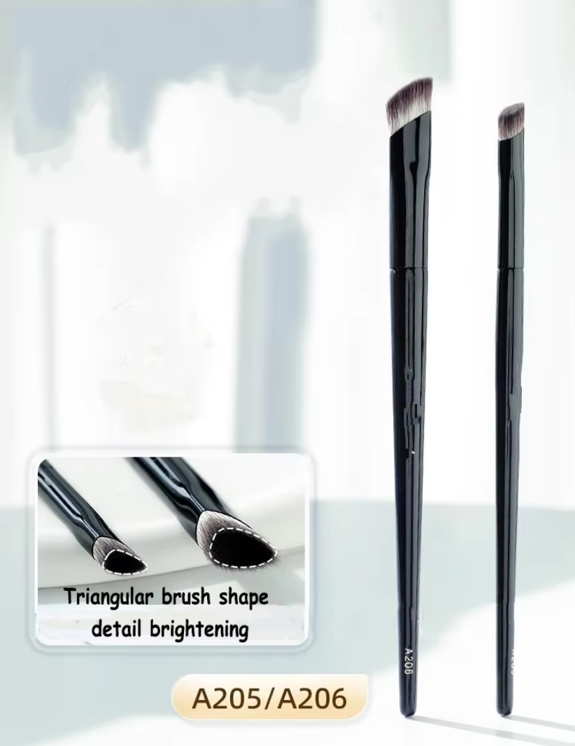 Triangle Makeup Brush Conceale - Beauty Makeup Logo Design avis et prix